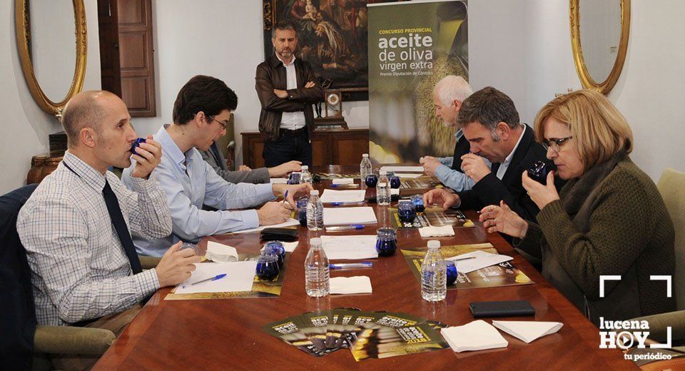 Un momento de la cata de los aceites participantes Un momento de la cata de los aceites participantes