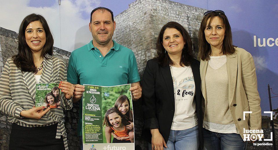 De izquierda a derecha, Teresa Alonso, junto a los miembros de Diabetes Lucena Arcángel Bedmar, María del Mar Reyes y María José García. De izquierda a derecha, Teresa Alonso, junto a los miembros de Diabetes Lucena Arcángel Bedmar, María del Mar Reyes y María José García.