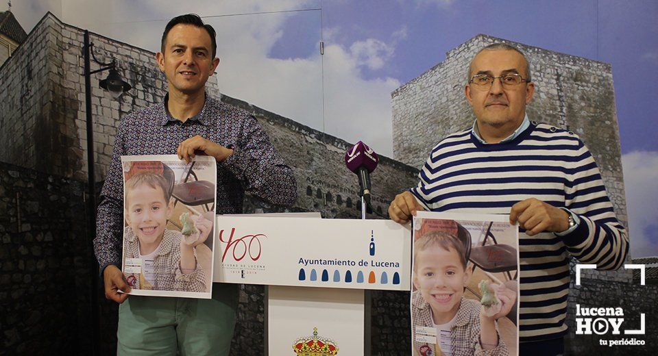 Manuel Lara y Daniel Botella con el cartel anunciador de las actividades Manuel Lara y Daniel Botella con el cartel anunciador de las actividades