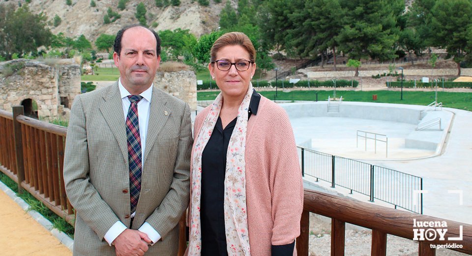 Paco Huertas y Rosario Valverde ante la piscina de Jauja