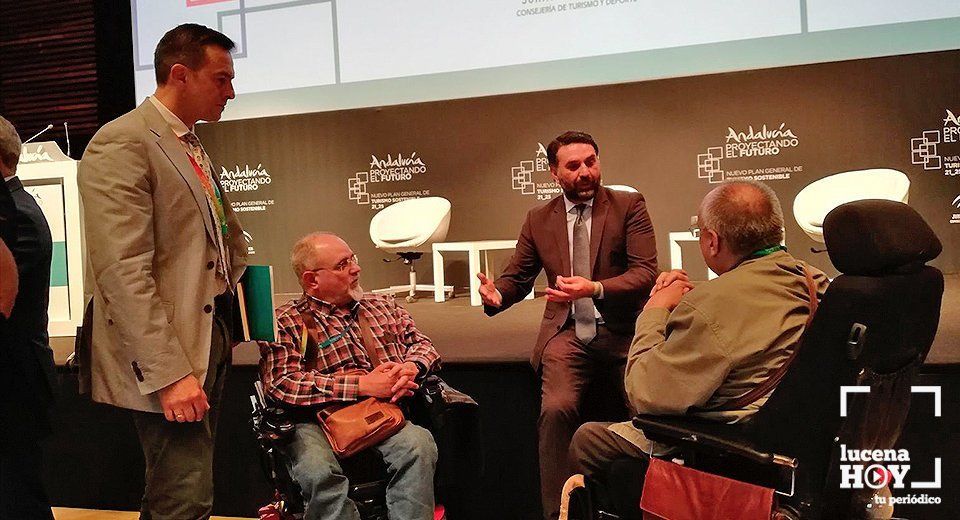 El consejero andaluz de Turismo y Deporte, Francisco Javier Fernández, comparte conversación con el edil de Turismo y los representantes de Cota Cero El consejero andaluz de Turismo y Deporte, Francisco Javier Fernández, comparte conversación con el edil de Turismo y los representantes de Cota Cero
