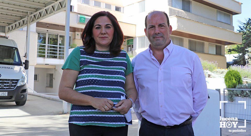 María de la O Redondo y Paco Huertas a las puertas del Centro de Salud Lucena I María de la O Redondo y Paco Huertas a las puertas del Centro de Salud Lucena I