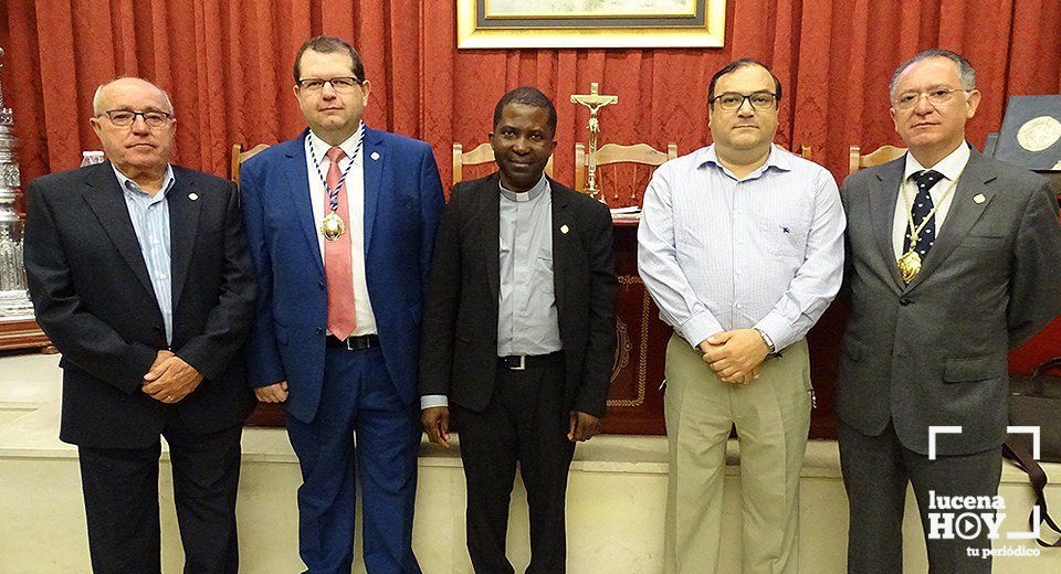 Los galardonados con el Hermano Mayor de la cofradía, Rafael Ramírez Los galardonados con el Hermano Mayor de la cofradía, Rafael Ramírez