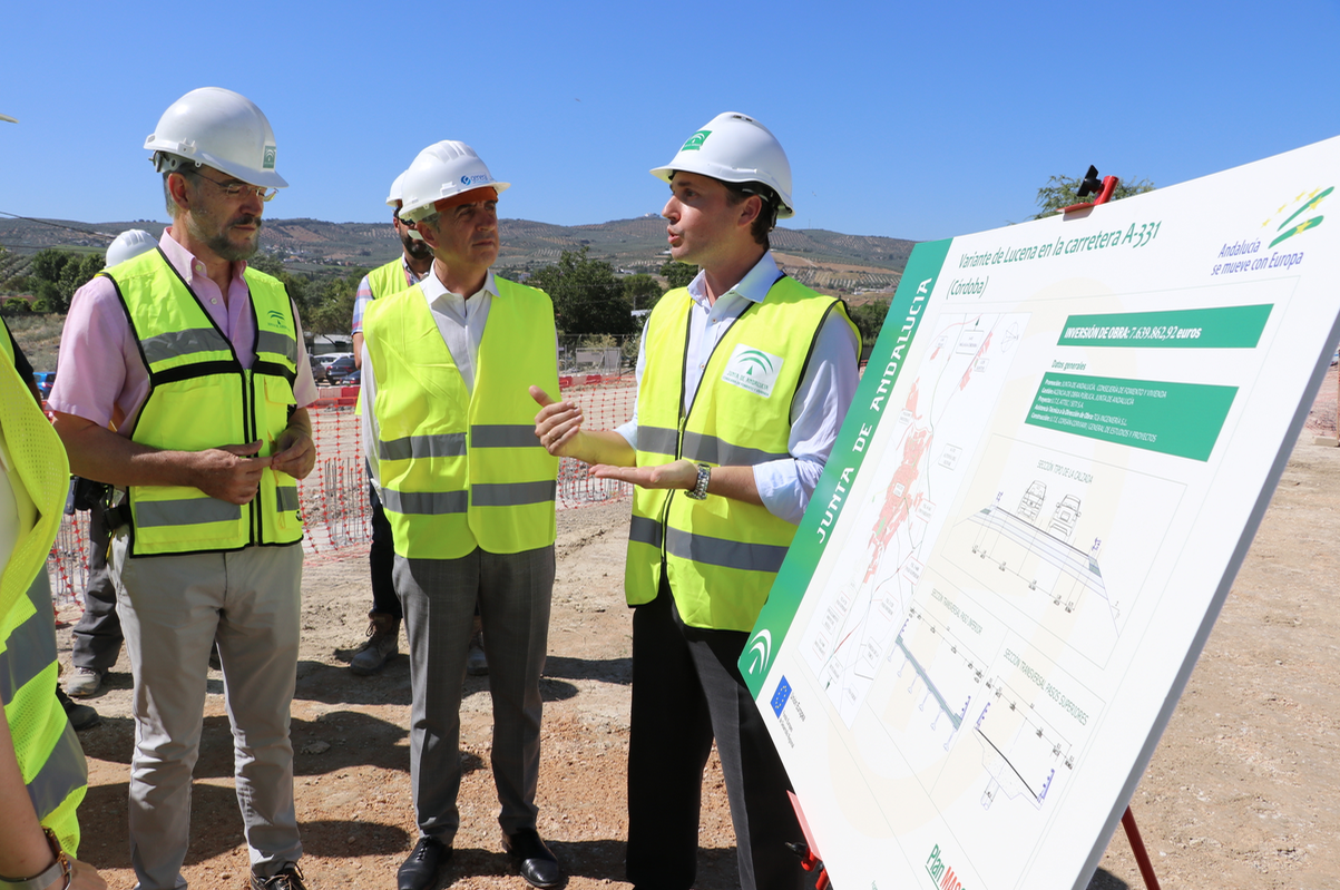 El consejero de Obras Públicas y el alcalde de Lucena atienden las explicaciones de los técnicos sobre el desarrollo de las obras. El consejero de Obras Públicas y el alcalde de Lucena atienden las explicaciones de los técnicos sobre el desarrollo de las obras.