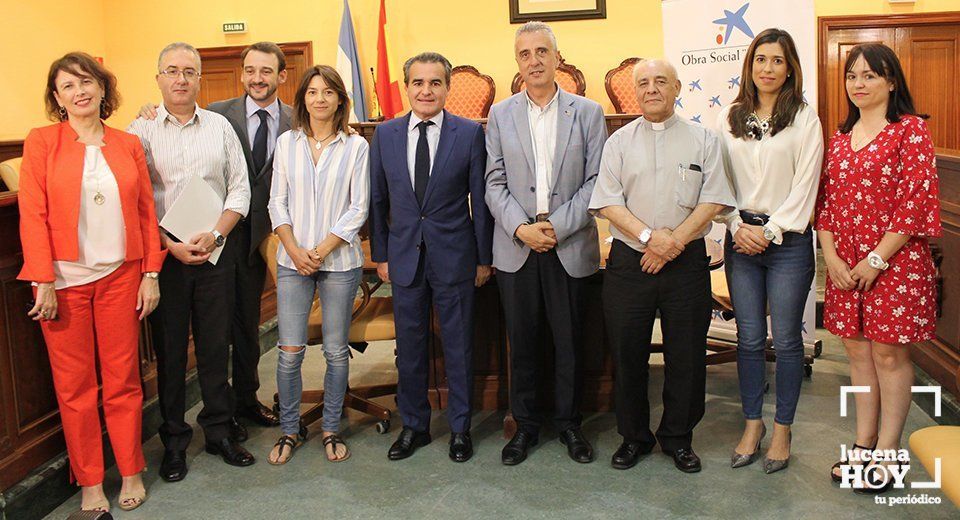 Autoridades locales, representantes de la Obra Social de La Caixa y colectivos beneficiarios de estas ayudas en el salón de plenos, esta mañana Autoridades locales, representantes de la Obra Social de La Caixa y colectivos beneficiarios de estas ayudas en el salón de plenos, esta mañana