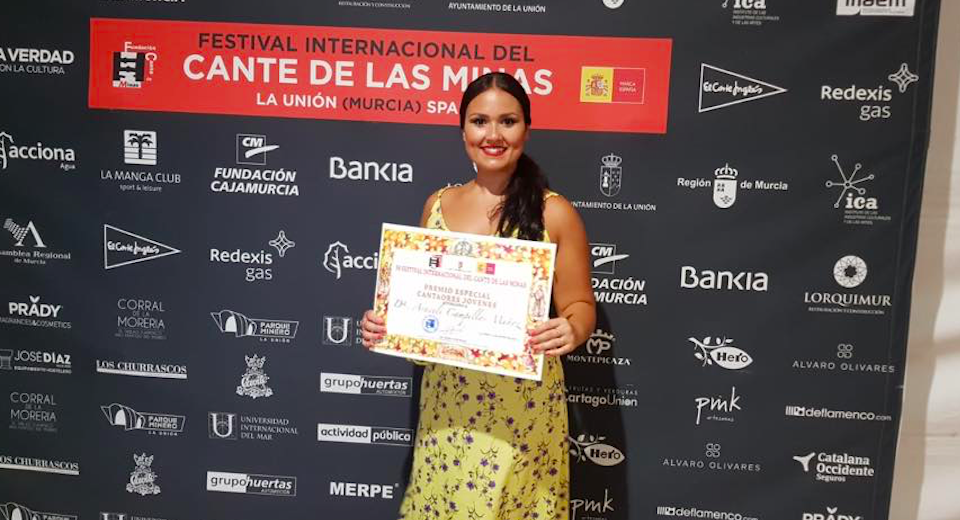Araceli Campillos con el diploma acreditativo del premio conseguido en el certamen de La Unión Araceli Campillos con el diploma acreditativo del premio conseguido en el certamen de La Unión