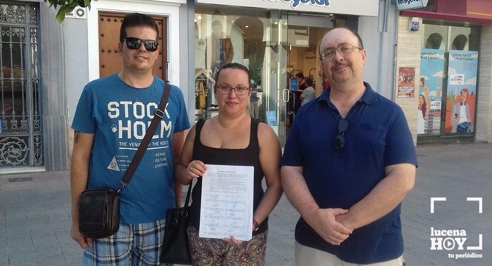 Carmen Rosa junto a otros promotores de esta iniciativa, con las firmas entregadas en el consistorio esta mañana Carmen Rosa junto a otros promotores de esta iniciativa, con las firmas entregadas en el consistorio esta mañana