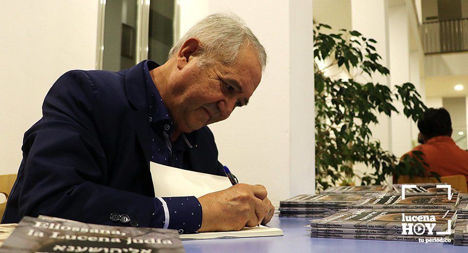 Francisco López Salamanca firmando un ejemplar de su nuevo libro Francisco López Salamanca firmando un ejemplar de su nuevo libro