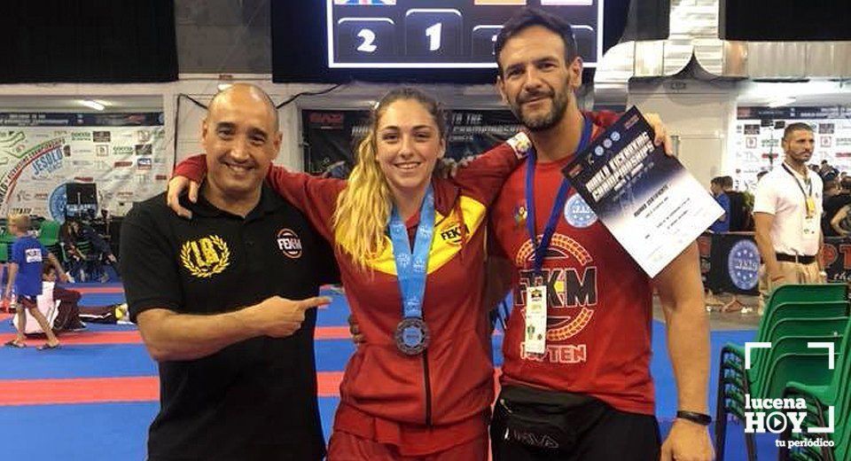 Ana Muñoz con su medalla de plata junto a sus preparadores Ana Muñoz con su medalla de plata junto a sus preparadores