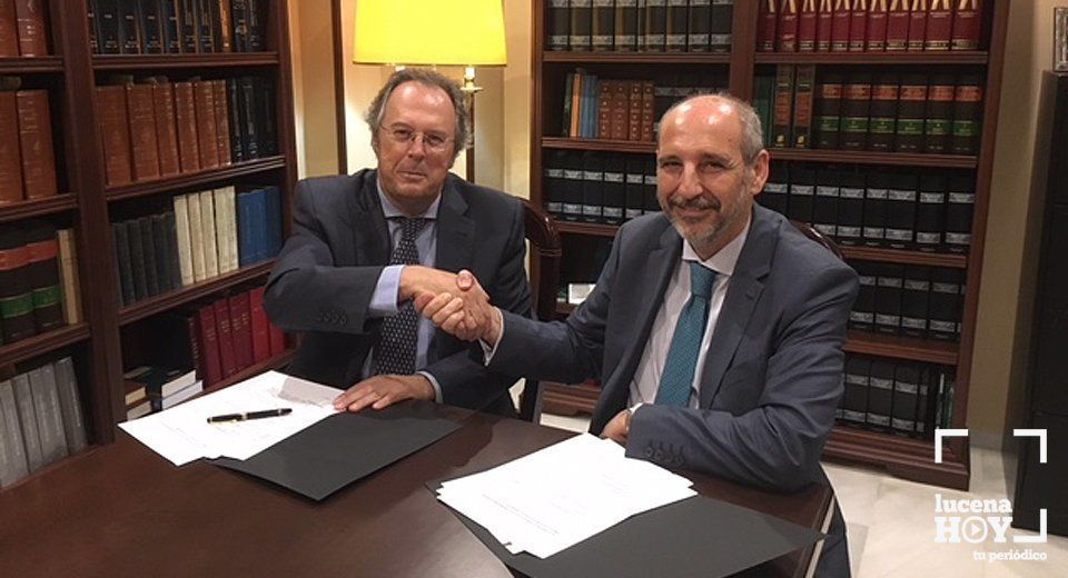 Firma del acuerdo de colaboración entre los dos bufetes de abogados Firma del acuerdo de colaboración entre los dos bufetes de abogados