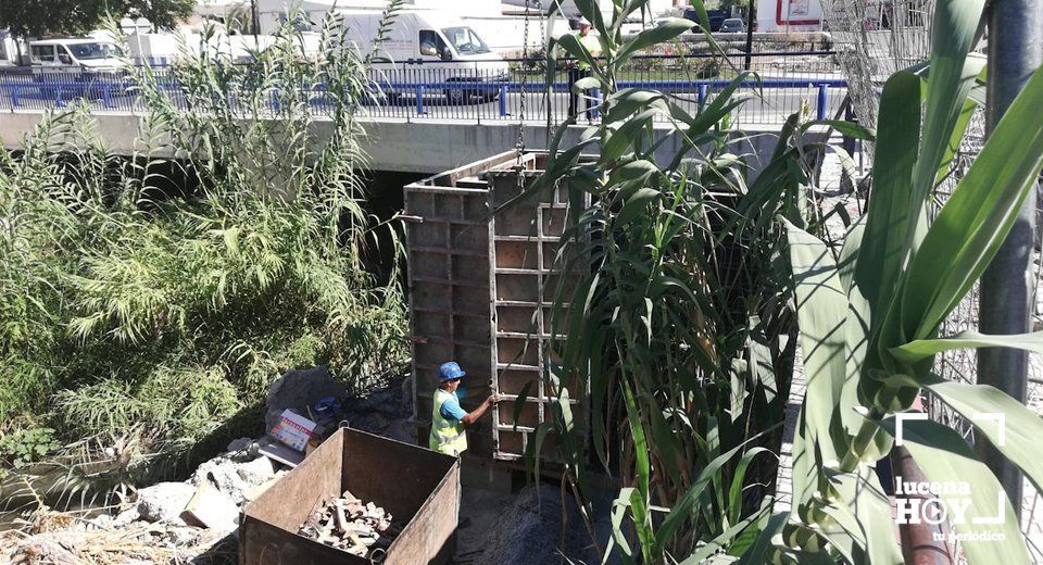 La construcción de esta estructura sobre el cauce del río Lucena y a la salida de la luz del puente ha ocasionado alarma entre los vecinos. La construcción de esta estructura sobre el cauce del río Lucena y a la salida de la luz del puente ha ocasionado alarma entre los vecinos.
