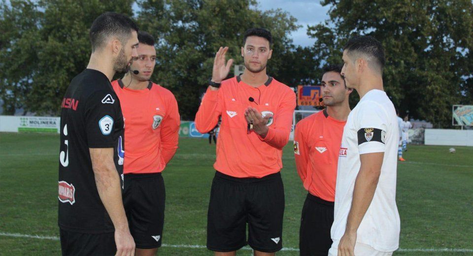 Sorteo de campos al inicio del partido entre Arcos y Ciudad de Lucena. Foto: Arcos CF Sorteo de campos al inicio del partido entre Arcos y Ciudad de Lucena. Foto: Arcos CF