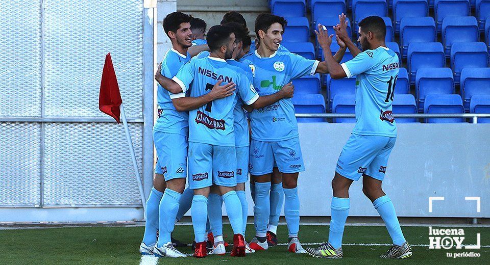 Los jugadores del Ciudad de Lucena celebran el tercero de los goles conseguidos esta tarde. Los jugadores del Ciudad de Lucena celebran el tercero de los goles conseguidos esta tarde.