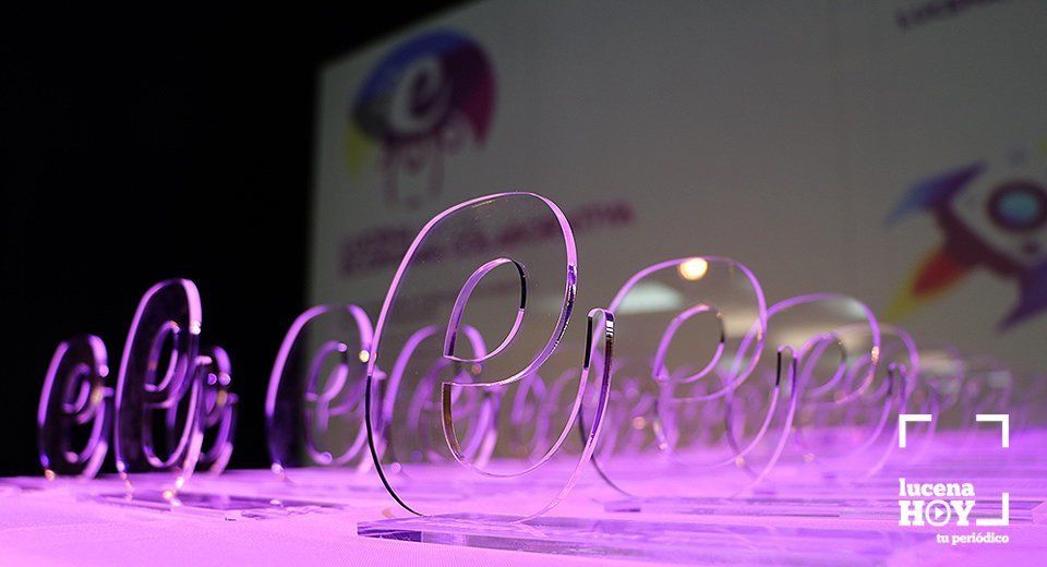 Trofeos entregados a los galardonados Trofeos entregados a los galardonados