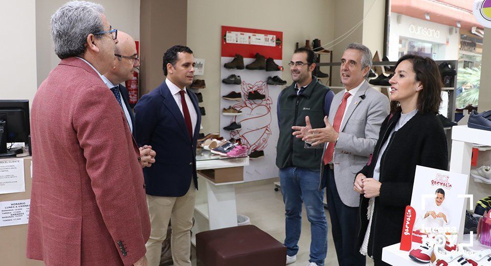 Representantes municipales y de la Junta durante la visita a uno de los establecimientos del CCA de Lucena Representantes municipales y de la Junta durante la visita a uno de los establecimientos del CCA de Lucena