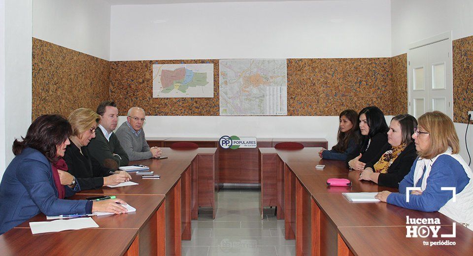 Un momento de la reunión del grupo municipal popular con las trabajadoras de ayuda a domicilio Un momento de la reunión del grupo municipal popular con las trabajadoras de ayuda a domicilio