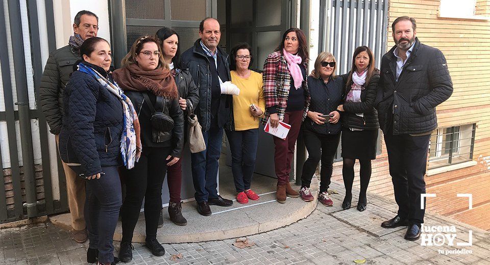 Representantes del PP y vecinos ante uno de los edificios afectados Representantes del PP y vecinos ante uno de los edificios afectados