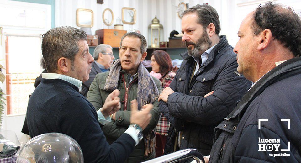 Un momento de la visita de los dirigentes populares a un comercio del CCA Lucena Un momento de la visita de los dirigentes populares a un comercio del CCA Lucena