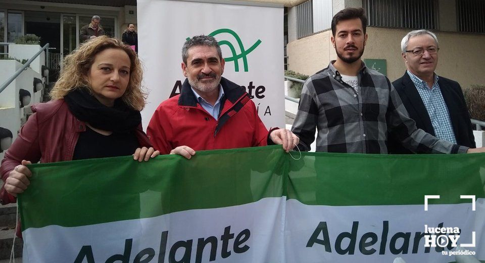 Un momento del acto con la prensa celebrado hoy por Andalucía Adelante ante el centro de salud
