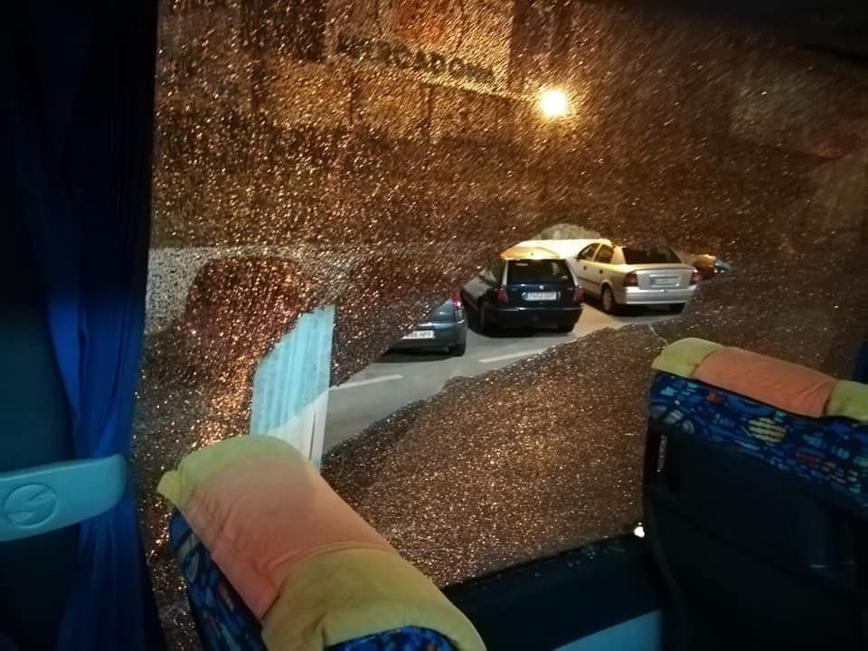 Luna rota del autobús del conjunto lucentino. Foto: Ciudad de Lucena CF Luna rota del autobús del conjunto lucentino. Foto: Ciudad de Lucena CF