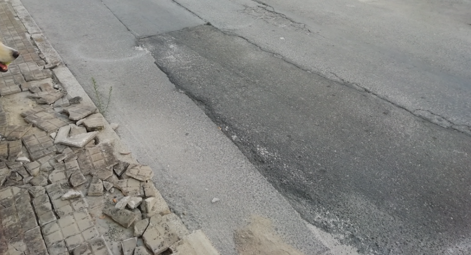 Situación de los acerados en una de las calles de la zona