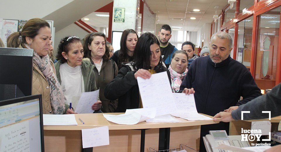 Un grupo de aspirantes a la bolsa de trabajo entregan el recurso de impugnación del procedimiento en el ayuntamiento de Lucena Un grupo de aspirantes a la bolsa de trabajo entregan el recurso de impugnación del procedimiento en el ayuntamiento de Lucena