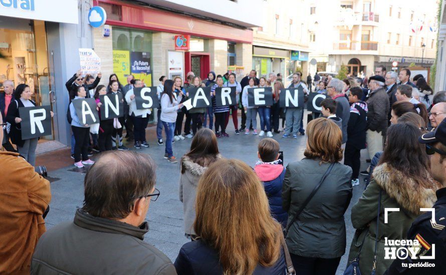 Concentración de los afectados el pasado viernes junto al ayuntamiento Concentración de los afectados el pasado viernes junto al ayuntamiento