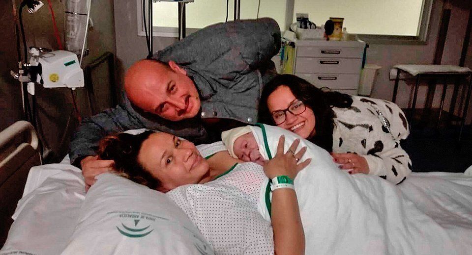 Alonso y Claudia, los felices padres de Abigail, junto a su hermana mayor. Alonso y Claudia, los felices padres de Abigail, junto a su hermana mayor.