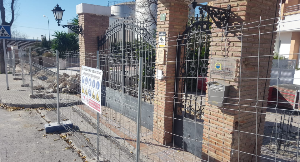 Imagen de las obras que se realizan en la verja perimetral de la residencia Luz de Aras, que gestiona ahora la asociación Nueva Aurora. Imagen de las obras que se realizan en la verja perimetral de la residencia Luz de Aras, que gestiona ahora la asociación Nueva Aurora.