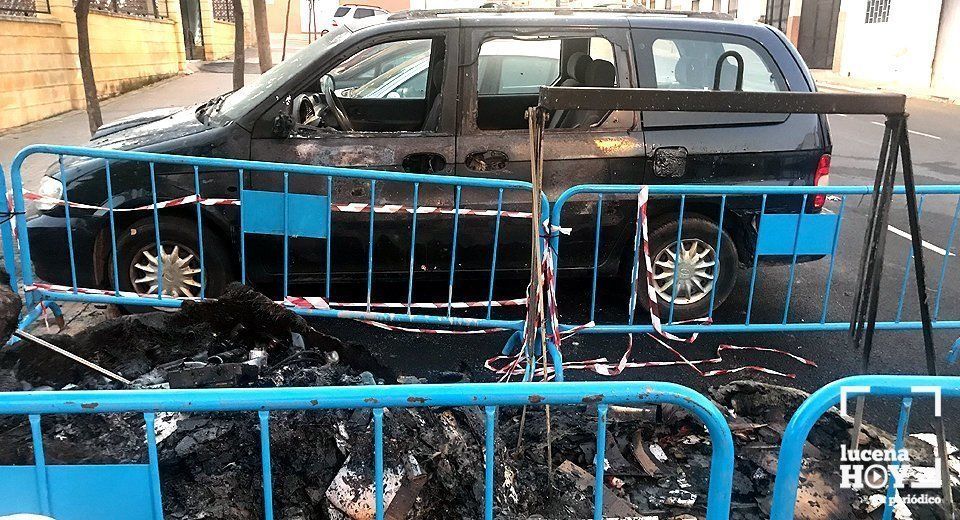 Estado en el que han quedado los dos contenedores y el coche afectado Estado en el que han quedado los dos contenedores y el coche afectado