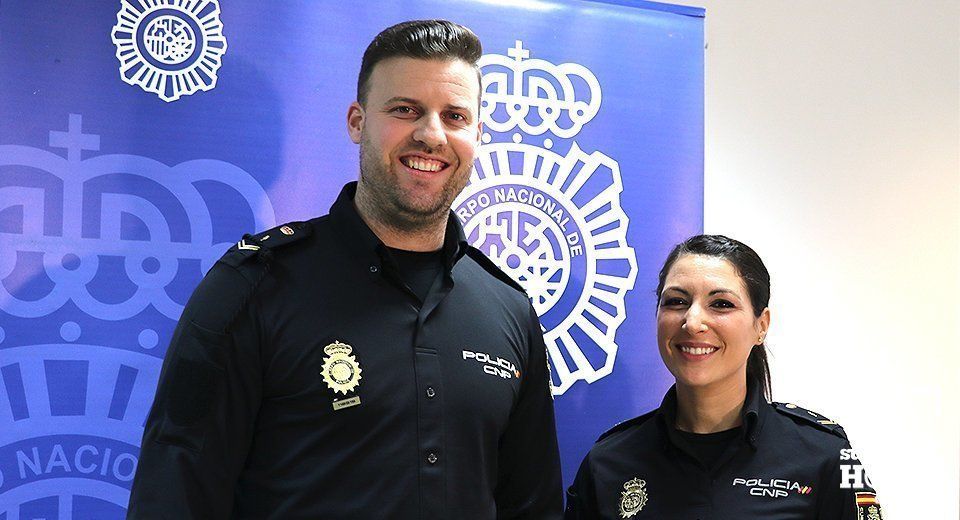 Los agentes Azahara López y Antonio Pacheco, hoy en la Comisaría de Lucena Los agentes Azahara López y Antonio Pacheco, hoy en la Comisaría de Lucena
