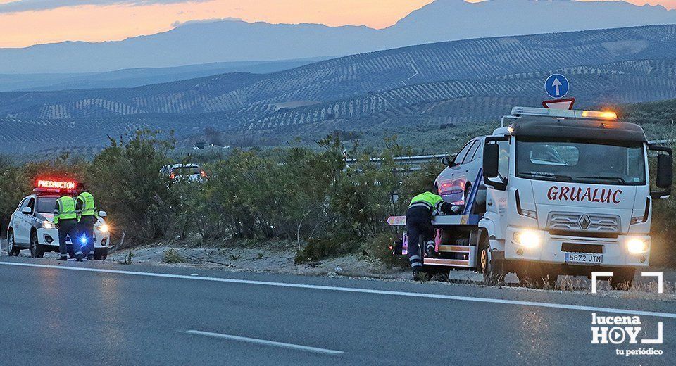 El vehículo siniestrado es retirado de la autovía por una grúa mientras la Guardia Civil ordena el tráfico en la A45 El vehículo siniestrado es retirado de la autovía por una grúa mientras la Guardia Civil ordena el tráfico en la A45