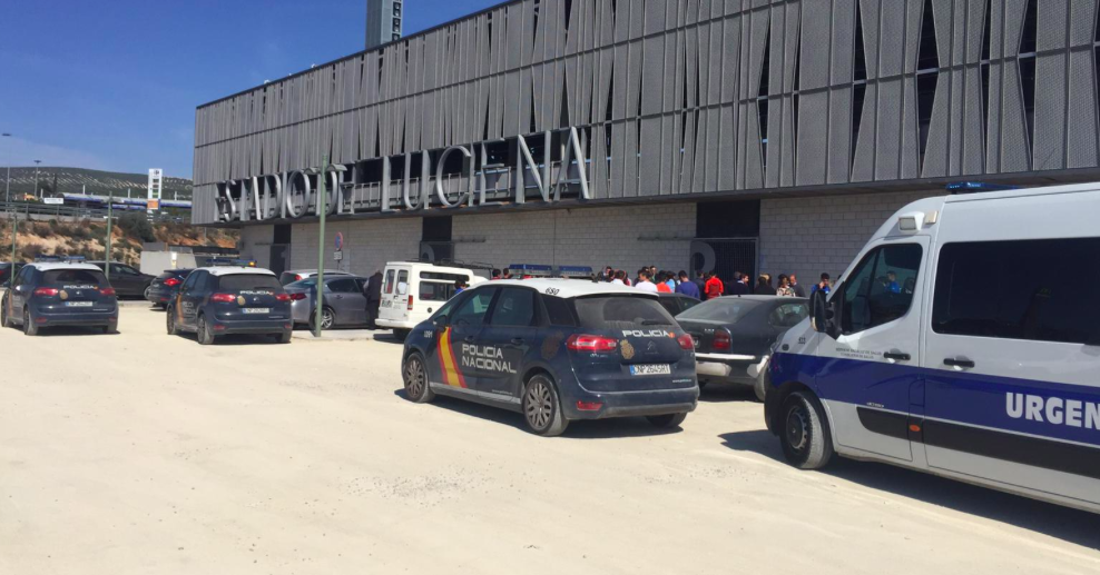 Vehículos policiales y ambulancia en el exterior del estadio Ciudad de Lucena Vehículos policiales y ambulancia en el exterior del estadio Ciudad de Lucena
