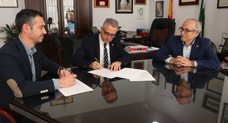 Rodrigo y Tomás Aranda durante la forma del convenio por parte del alcalde, Juan Pérez Rodrigo y Tomás Aranda durante la forma del convenio por parte del alcalde, Juan Pérez