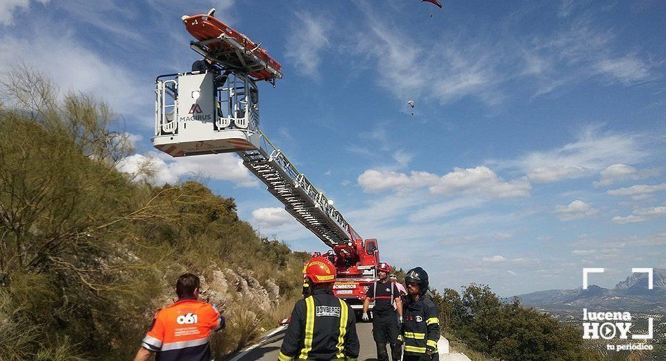 Momento en el que la autoescala traslada la camilla con el herido hasta la carretera. Fotos: Cedidas. Momento en el que la autoescala traslada la camilla con el herido hasta la carretera. Fotos: Cedidas.