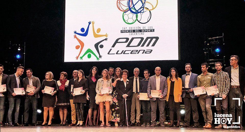 Foto de familia con los premiados, nominados y autoridades. Foto de familia con los premiados, nominados y autoridades.