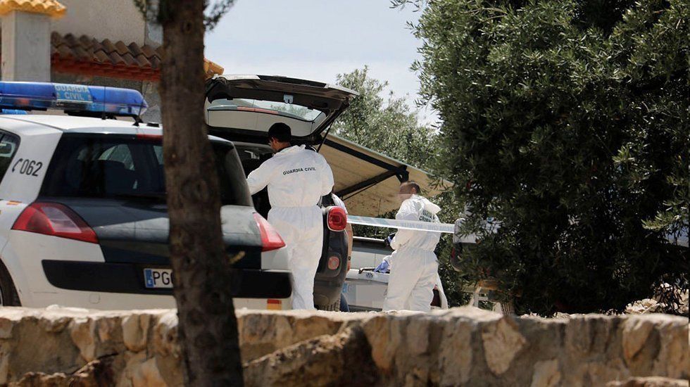 Efectivos dela Guardia Civil en la casa de Iznájar en la que se produjo el crimen Efectivos dela Guardia Civil en la casa de Iznájar en la que se produjo el crimen