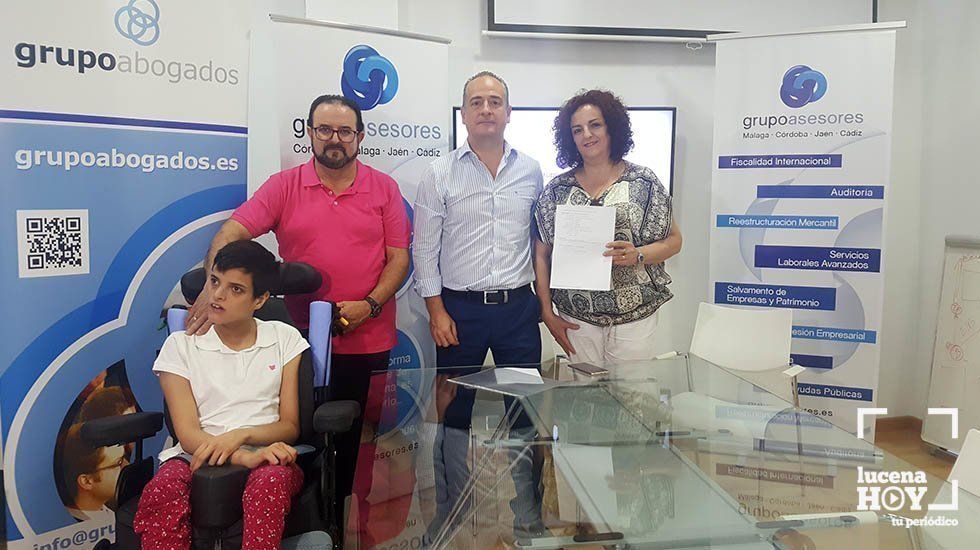 Francisco Serrano junto a Alba y sus padres Francisco Serrano junto a Alba y sus padres