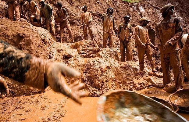 Trabajadores en una mina de coltán, la penúltima explotación de occidente en el continente africano Trabajadores en una mina de coltán, la penúltima explotación de occidente en el continente africano