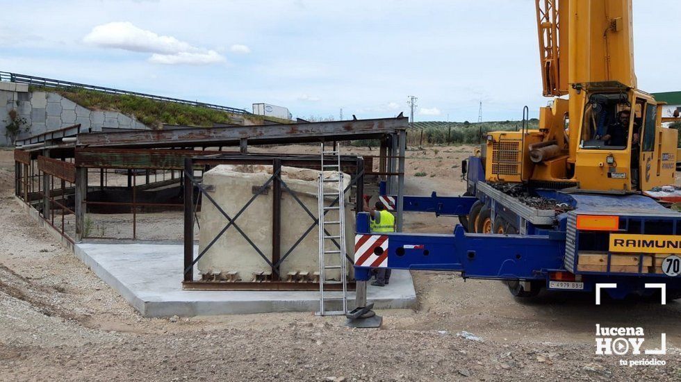 Una grúa deposita el horno romano en Los Tejares Una grúa deposita el horno romano en Los Tejares