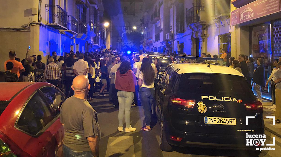 Cientos de personas se han concentrado frente al inmueble donde vive el detenido Cientos de personas se han concentrado frente al inmueble donde vive el detenido
