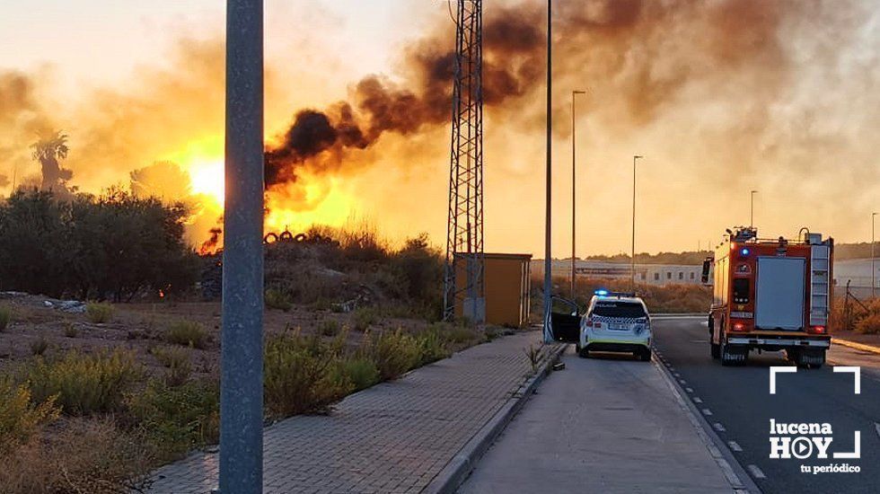 Policía y bomberos tras llegar al lugar del incendio. Foto: Miguel Ángel Arjona Policía y bomberos tras llegar al lugar del incendio. Foto: Miguel Ángel Arjona