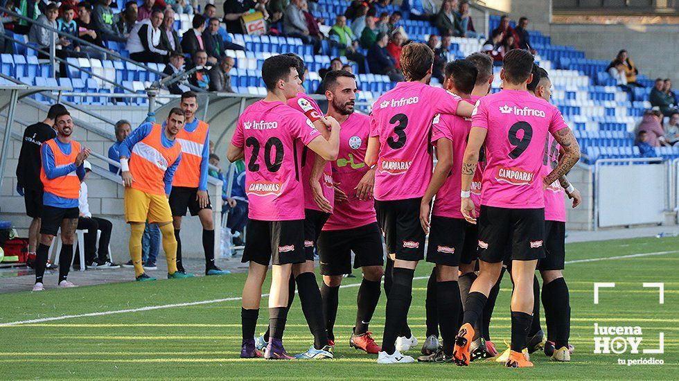 Los jugadores del Ciudad de Lucena celebran el primer gol del encuentro Los jugadores del Ciudad de Lucena celebran el primer gol del encuentro