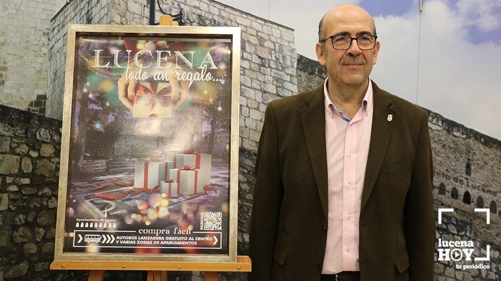 José Pedro Moreno junto al cartel de la campaña navideña José Pedro Moreno junto al cartel de la campaña navideña