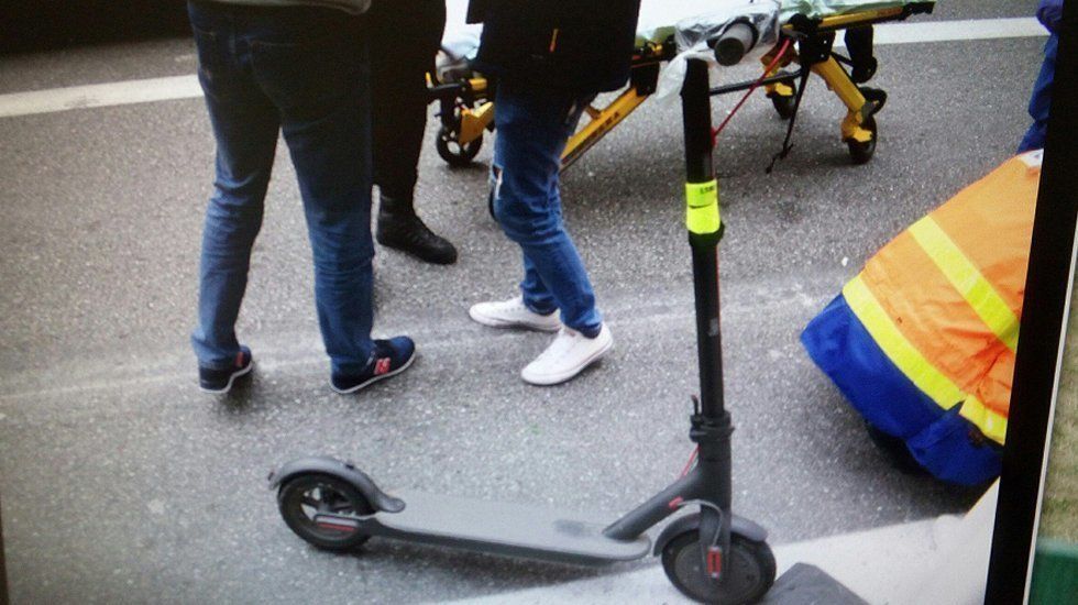 Accidente con un patinete eléctrico. Foto de archivo Accidente con un patinete eléctrico. Foto de archivo
