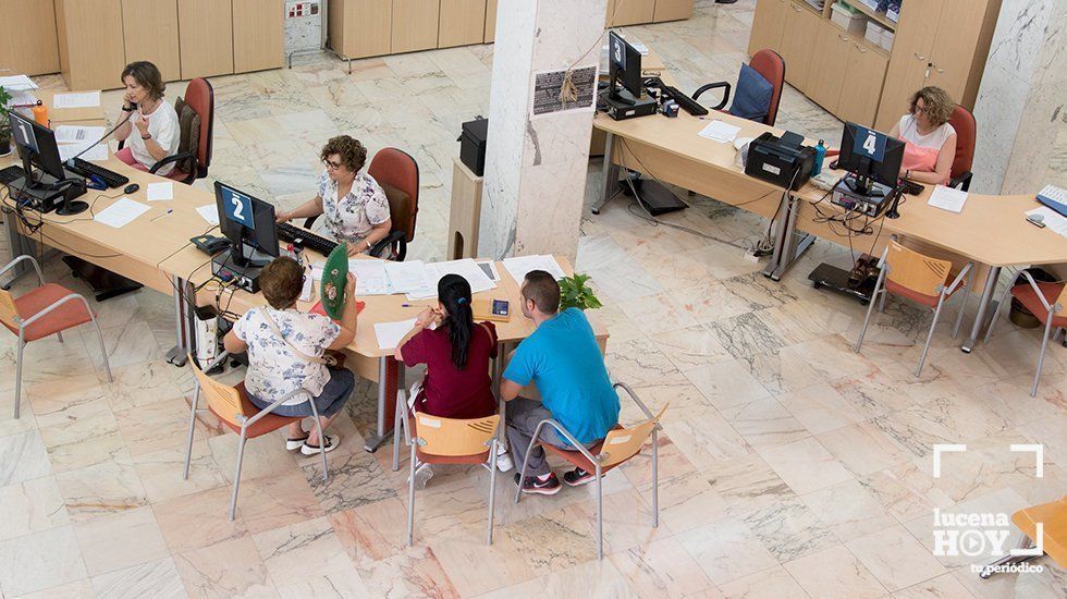 Trabajadores municipales en el Ayuntamiento de Lucena. Archivo