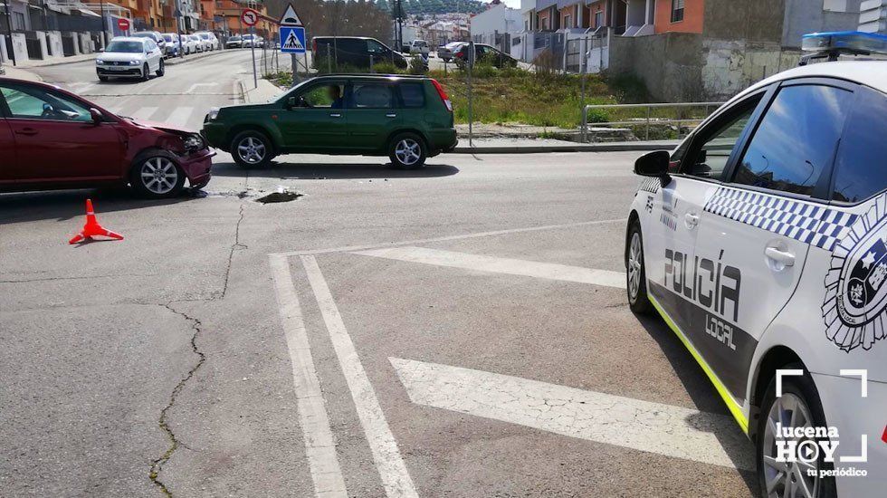 Uno de los vehículos implicados, junto al vehículo de la policía local Uno de los vehículos implicados, junto al vehículo de la policía local