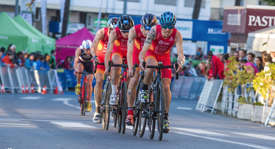 Cristóbal García tira del grupo de españoles en el tramo de bicicleta de este europeo de Duatlón Cristóbal García tira del grupo de españoles en el tramo de bicicleta de este europeo de Duatlón