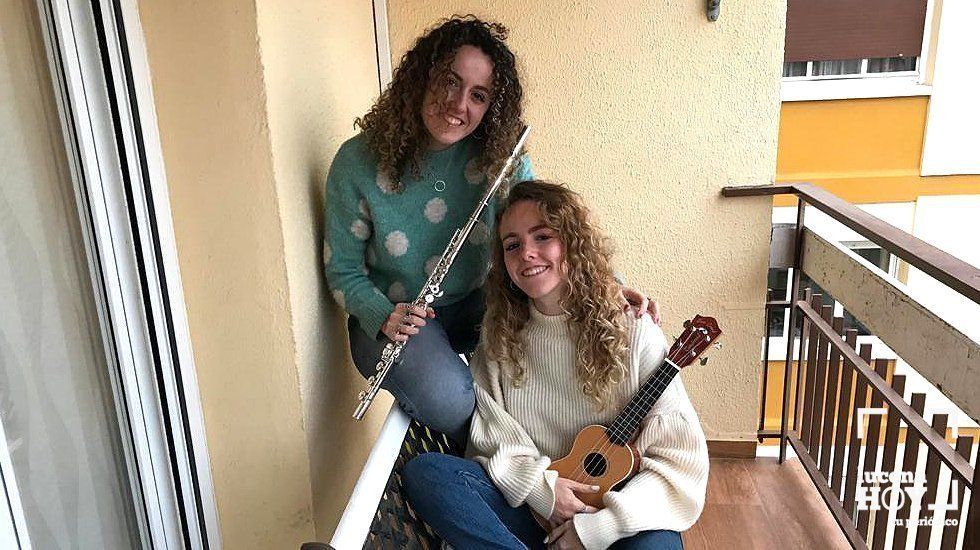 Ángela y Helena en su balcón Ángela y Helena en su balcón