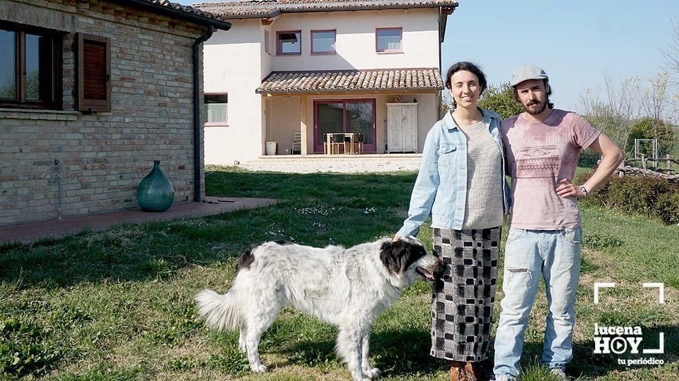 Rafa Madrigal con su esposa, Irene y uno de sus perros en Le Tamerici, su alojamiento rural. Rafa Madrigal con su esposa, Irene y uno de sus perros en Le Tamerici, su alojamiento rural.